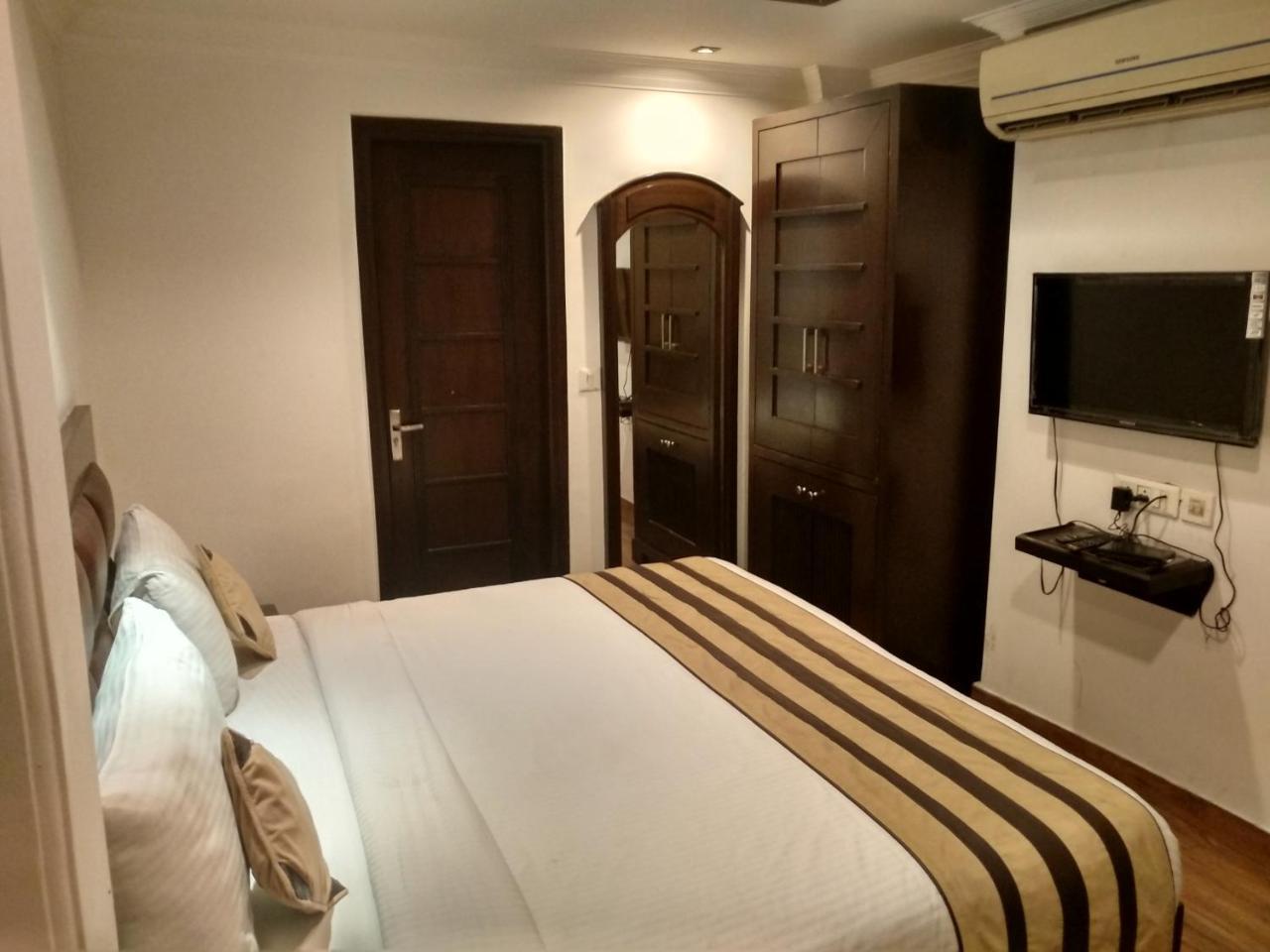 Hotel Aaron Castle Ню Делхи Екстериор снимка