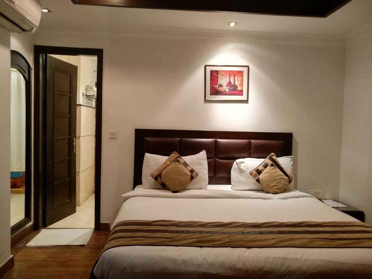 Hotel Aaron Castle Ню Делхи Екстериор снимка